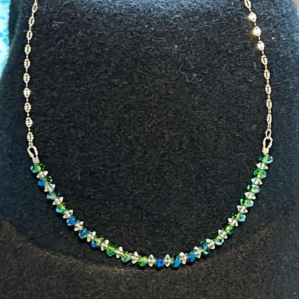🔥🔥Costume jewelry necklace siver tone and green beaded. Magnetic clasp
